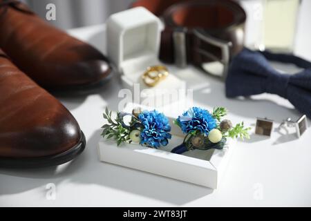 Hochzeitssachen. Komposition mit stilvoller Boutonniere auf weißem Hintergrund, Großaufnahme Stockfoto