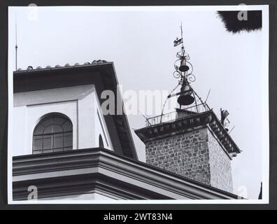 Lazio Viterbo Viterbo Palazzo del Podesta. Hutzel, Max 1960-1990 Außenansicht des palazzo aus dem 13. Jahrhundert, renoviert, mit schlankem Turm, architektonischer Skulptur und Lünettenfresko des ehemaligen Fensters. Der in Deutschland geborene Fotograf und Gelehrte Max Hutzel (1911–1988) fotografierte in Italien von den frühen 1960er Jahren bis zu seinem Tod. Das Ergebnis dieses Projektes, von Hutzel als Foto Arte Minore bezeichnet, ist eine gründliche Dokumentation der kunsthistorischen Entwicklung in Italien bis zum 18. Jahrhundert, einschließlich der Objekte der Etrusker und Römer, sowie frühmittelalterliche, romanische, gotische, Renaissance- und Barockdenkmäler Stockfoto