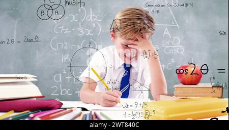 Bild von Mathe-Formeln über fokussiertem kaukasier, der Hausaufgaben macht Stockfoto