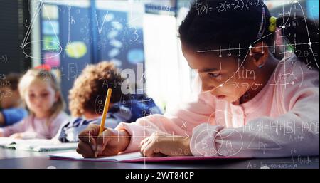 Bild von Mathe-Formeln über fokussiertes birassisches Mädchen-Lernen in der Schule Stockfoto