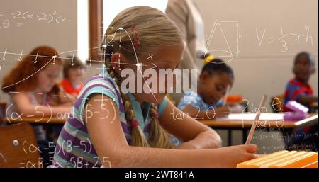 Bild von Mathe-Formeln über konzentriertem kaukasienlernen in der Schule Stockfoto