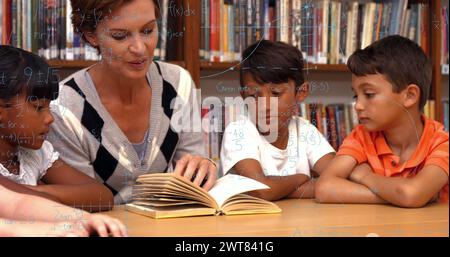 Bild von Mathematikformeln über glückliche kaukasische Lehrerin und diverse Kinder, die Buch lesen Stockfoto