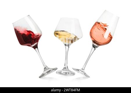 Verschiedene Weinsorten, die in Gläsern auf weißem Hintergrund spritzen Stockfoto
