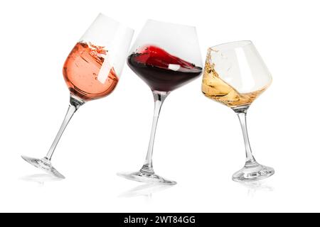 Verschiedene Weinsorten, die in Gläsern auf weißem Hintergrund spritzen Stockfoto