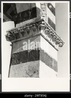 Sardinien Sassari Sassari (Environs) SS. Trinita di Saccargia (Camaldolite)0. Hutzel, Max 1960-1990 Außenansichten einer romanischen Kirche (12. Jahrhundert) umfassen: Eine gestreifte Fassade (dunkler Basalt und weißer Kalkstein), einen Turm mit pisanischem und lucchesischem Einfluss und verzierte/groteske Kapitelle. Antiquitäten: Zwei Säulen und Kapitelle des Portikus. Objektnotizen: Hutzel Fotokampagne Datum: 16. April 1983 der in Deutschland geborene Fotograf und Gelehrte Max Hutzel (1911–1988) fotografierte in Italien von den frühen 1960er Jahren bis zu seinem Tod. Das Ergebnis dieses Projekts, von Hutzel als Foto Arte Minore bezeichnet, ist Thoro Stockfoto