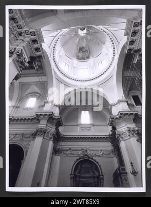 Umbria Perugia Spoleto S. Filippo1. Hutzel, Max 1960-1990 Außenansicht der barocken Kirche, begonnen 1640, und der Piazza Mentana. Innenansicht: Kuppel mit Stuckverzierungen, kunstvolle Gesimse und Stuckverzierungen entlang der Arkade, Atlars, Statuen und Altargemälde. Zu den Themen der Altarmalerei gehören: Die Darstellung der Jungfrau, St. Franziskus von Paola, St. Francis de Sales, St. Joseph und das Christkind. Der in Deutschland geborene Fotograf und Gelehrte Max Hutzel (1911–1988) fotografierte in Italien von den frühen 1960er Jahren bis zu seinem Tod. Das Ergebnis dieses Projekts, von Hutzel als Foto Arte bezeichnet Stockfoto