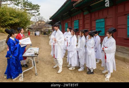 Seoul, Südkorea. März 2024. Südkoreanische Studenten und Neulinge (weißes Kleid) an der Sungkyunkwan University in Seoul tragen traditionelle konfuzianische Schuluniformen, wenn sie an der Myeonsinrye-Veranstaltung teilnehmen, einer traditionellen jährlichen Veranstaltung zur Begrüßung neuer Schüler. Die Sungkyunkwan University wurde 1398 während der frühen Joseon-Dynastie als beste nationale Bildungseinrichtung gegründet. Old Sungkyunkwan wurde durch königlichen Erlass gegründet, um die konfuzianische Bildung zu fördern. (Foto: Kim Jae-Hwan/SOPA Images/SIPA USA) Credit: SIPA USA/Alamy Live News Stockfoto