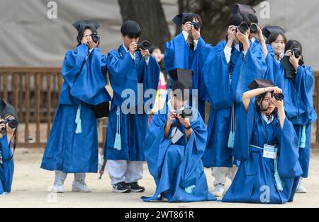 Seoul, Südkorea. März 2024. Südkoreanische Studenten machen Fotos von Neulingen an der Sungkyunkwan University in Seoul, die traditionelle konfuzianische Schuluniformen tragen, während sie an der Myeonsinrye-Veranstaltung teilnehmen, einer traditionellen jährlichen Veranstaltung zur Begrüßung neuer Schüler. Die Sungkyunkwan University wurde 1398 während der frühen Joseon-Dynastie als beste nationale Bildungseinrichtung gegründet. Old Sungkyunkwan wurde durch königlichen Erlass gegründet, um die konfuzianische Bildung zu fördern. (Foto: Kim Jae-Hwan/SOPA Images/SIPA USA) Credit: SIPA USA/Alamy Live News Stockfoto