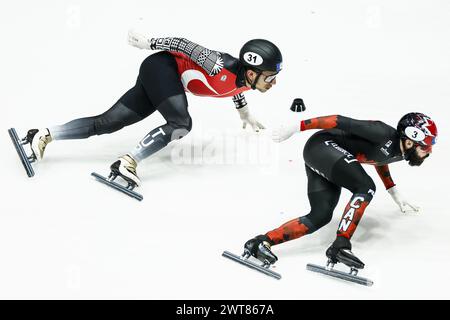 ROTTERDAM - (l-r) Furkan Akar (TUR), Steven Dubois (CAN) beim 500 Meter langen Viertelfinale der Frauen bei den Kurzstrecken-Weltmeisterschaften in Ahoy. ANP KOEN VAN WEEL Credit: ANP/Alamy Live News Stockfoto