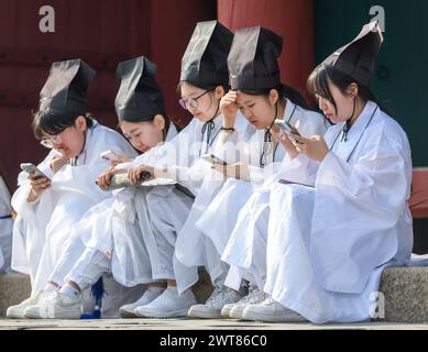 Seoul, Südkorea. März 2024. Südkoreaner an der Sungkyunkwan University in Seoul tragen traditionelle konfuzianische Schuluniformen, wenn sie an der Myeonsinrye-Veranstaltung teilnehmen, einer traditionellen jährlichen Veranstaltung zur Begrüßung neuer Schüler. Die Sungkyunkwan University wurde 1398 während der frühen Joseon-Dynastie als beste nationale Bildungseinrichtung gegründet. Old Sungkyunkwan wurde durch königlichen Erlass gegründet, um die konfuzianische Bildung zu fördern. (Credit Image: © Kim Jae-Hwan/SOPA Images via ZUMA Press Wire) NUR REDAKTIONELLE VERWENDUNG! Nicht für kommerzielle ZWECKE! Quelle: ZUMA Press, Inc./Alamy Live News Stockfoto