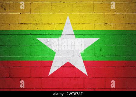 Flagge von Myanmar auf einer Wand aus Schlackenblöcken gemalt. Stockfoto