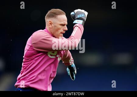 Matz Sels, Torhüter aus Nottingham Forest, wärmt sich vor dem Premier League-Spiel in der Kenilworth Road, Luton, auf. Bilddatum: Samstag, 16. März 2024. Stockfoto