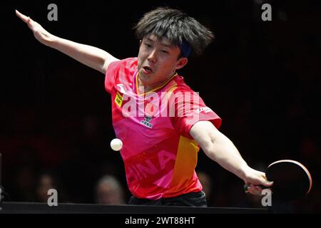 Singapur. März 2024. Wang Chuqin aus China trifft im Halbfinale der Männer gegen Felix Lebrun aus Frankreich beim World Table Tennis Singapore Smash 2024 in Singapur am 16. März 2024. Quelle: Dann Chih Wey/Xinhua/Alamy Live News Stockfoto