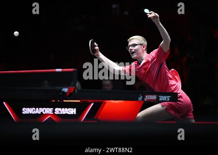 Singapur. März 2024. Felix Lebrun aus Frankreich trifft im Halbfinale der Männer gegen Wang Chuqin aus China beim World Table Tennis Singapore Smash 2024 in Singapur am 16. März 2024 zurück. Quelle: Dann Chih Wey/Xinhua/Alamy Live News Stockfoto