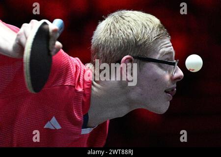Singapur. März 2024. Felix Lebrun aus Frankreich spielt im Halbfinale der Männer gegen Wang Chuqin aus China beim World Table Tennis Singapore Smash 2024 in Singapur am 16. März 2024. Quelle: Dann Chih Wey/Xinhua/Alamy Live News Stockfoto