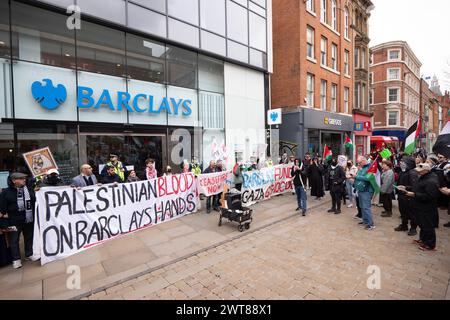 Manchester, Großbritannien. März 2024. Palästinensische Gaza-Proteste im Stadtzentrum von Manchester, beginnend in den Piccadilly Gardens. Die Demonstranten marschierten in der 23. Woche in Folge durch das Stadtzentrum, überwacht von der Polizei. Demonstranten hielten an der Barclays Bank an, die eine Meldung über eine vorübergehende Schließung an ihren Türen hatte. Die Demonstranten skandierten, dass die Barclays Bank in Bezug auf den aktuellen Konflikt „Blut an den Händen“ habe, und zeichneten Botschaften auf dem Bürgersteig. Ein Gebäude an der King Street wurde auch wegen seiner Verbindungen zur AXA Insurance herausgestellt. Der marsch hielt Straßenbahnen, Käufer und Verkehr auf, während Tausende friedlich marschierten. M Stockfoto