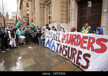 Manchester, Großbritannien. März 2024. Palästinensische Gaza-Proteste im Stadtzentrum von Manchester, beginnend in den Piccadilly Gardens. Die Demonstranten marschierten in der 23. Woche in Folge durch das Stadtzentrum, überwacht von der Polizei. Demonstranten hielten an der Barclays Bank an, die eine Meldung über eine vorübergehende Schließung an ihren Türen hatte. Die Demonstranten skandierten, dass die Barclays Bank in Bezug auf den aktuellen Konflikt „Blut an den Händen“ habe, und zeichneten Botschaften auf dem Bürgersteig. Ein Gebäude an der King Street wurde auch wegen seiner Verbindungen zur AXA Insurance herausgestellt. Der marsch hielt Straßenbahnen, Käufer und Verkehr auf, während Tausende friedlich marschierten. M Stockfoto