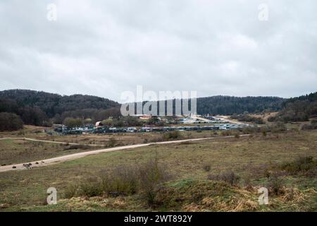 Hohenfels, Deutschland. März 2024. Blick auf das mobile Krankenhaus während der 'Allied Spirit 24' Militärübung. Die Übung der US-Armee zusammen mit ihren NATO-Verbündeten mit rund 6500 Teilnehmern dient der Vorbereitung einer multinationalen Brigade zur Unterstützung der Abschreckungsinitiativen der NATO. Die 41. Gepanzerte Infanterie-Brigade der Deutschen Armee ist das Hauptziel der Übung. Quelle: Daniel Vogl/dpa/Alamy Live News Stockfoto