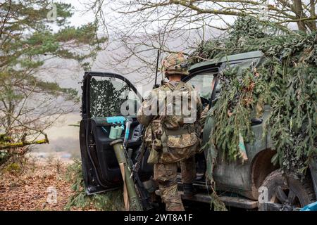 Hohenfels, Deutschland. März 2024. Ein Soldat der 41. Gepanzerten Infanterie-Brigade hält während der Militäraktion 'Allied Spirit 24' nach feindlichen Truppen Ausschau. Die Aktion fand am Medientag der militärischen Übung der US-Armee zusammen mit den NATO-Verbündeten mit rund 6500 Teilnehmern statt. Quelle: Daniel Vogl/dpa/Alamy Live News Stockfoto