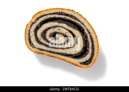 Genießen Sie ein Stück deutschen Mohnkuchen mit feuchter Textur und einer herrlichen Mohnfüllung, präsentiert vor einem sauberen weißen Hintergrund. Stockfoto