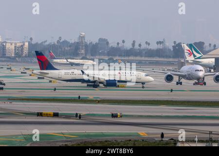 N320DU Delta Air Lines Airbus A220-300 am Los Angeles International Airport LAX / KLAX Los Angeles, Kalifornien, USA, Vereinigte Staaten von Amerika, 16.02.2024 *** N320DU Delta Air Lines Airbus A220 300 am Los Angeles International Airport LAX Los Angeles, Kalifornien, USA, 16 02 2024 Stockfoto