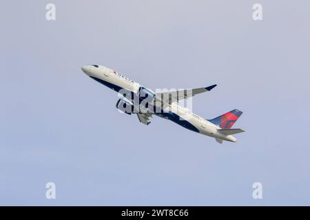 N320DU Delta Air Lines Airbus A220-300 am Los Angeles International Airport LAX / KLAX Los Angeles, Kalifornien, USA, Vereinigte Staaten von Amerika, 16.02.2024 *** N320DU Delta Air Lines Airbus A220 300 am Los Angeles International Airport LAX Los Angeles, Kalifornien, USA, 16 02 2024 Stockfoto