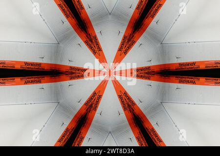 Futuristische Metaverse-POV-männliche Hand, die bei Vorsicht liest, Sensiteve-Elektronik-Schilder auf dem Scotch-Band eines Papppakets Stockfoto