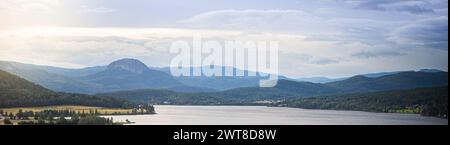 Ein Panoramablick auf einen See, umgeben von üppigen grünen Hügeln Stockfoto