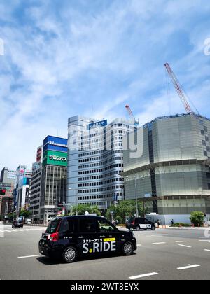 Tokio, Japan - modernes Design-Taxi im japanischen Stadtbild Stockfoto
