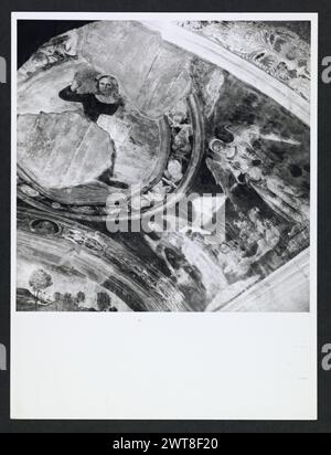 Lazio Viterbo Montefiascone S. Flaviano. Hutzel, Max 1960-1990 Außenansicht der romanischen Kirche aus dem 13. Jahrhundert, die auf einem älteren Gebäude errichtet wurde: Die drei gotischen Bögen der Fassade werden von einer Loggia (um 1500) und einem kleinen Glockenturm auf der linken Seite überragt. Allgemeine Ansichten des zweistöckigen Innenraums zeigen die drei Schiffe, den Hauptaltar, Fresken und eine architektonische Struktur - Gewölbe und Säulen - die aus verschiedenen Epochen stammen. In der mittelalterlichen Kernsammlung sind Details der Hauptstädte (11. Jahrhundert), der Grabstein von Giovanni Fugger (Defuk oder Johannes de Fuk) und das Fresko aus dem 14. Jahrhundert enthalten Stockfoto