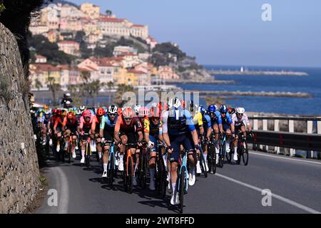 Sanremo, Italien. März 2024. Das Pack fährt während des Herrenelitennens des eintägigen Radrennens von Mailand-Sanremo (288 km) von Pavia und nach Sanremo (Nordwest-Italien) am Samstag, den 16. März 2024. Sport - Radsport . (Foto: Fabio Ferrari/Lapresse) Credit: LaPresse/Alamy Live News Credit: LaPresse/Alamy Live News Stockfoto