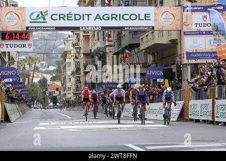 Sanremo, Italien. März 2024. PHILIPSEN Jasper sprintet vor MATTHEWS Michael ins Ziel und gewinnt das Herren-Elite-Rennen des eintägigen Radrennens von Milano-Sanremo (288 km) von Pavia und nach Sanremo (Nordwest-Italien) am Samstag, den 16. März 2024. Sport - Radsport . (Foto: Marco Alpozzi/LaPresse) Credit: LaPresse/Alamy Live News Stockfoto