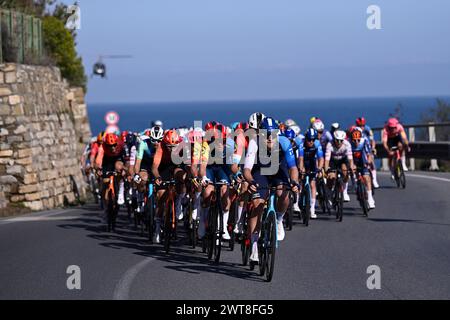 Sanremo, Italien. März 2024. Das Pack fährt während des Herrenelitennens des eintägigen Radrennens von Mailand-Sanremo (288 km) von Pavia und nach Sanremo (Nordwest-Italien) am Samstag, den 16. März 2024. Sport - Radsport . (Foto: Fabio Ferrari/Lapresse) Credit: LaPresse/Alamy Live News Credit: LaPresse/Alamy Live News Stockfoto