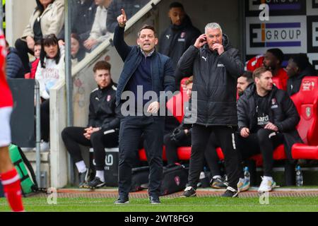 Rotherham, Großbritannien. März 2024. Rotherham United Manager Leam Richardson Gesten während des Spiels Rotherham United FC gegen Huddersfield Town AFC SKY Bet EFL Championship im Aesseal New York Stadium, Rotherham, England, Großbritannien am 16. März 2024 Credit: Every Second Media/Alamy Live News Stockfoto