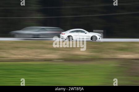 SYMBOL - 16. März 2024, Baden-Württemberg, Rottweil: Ein Mercedes fährt auf der B27 bei Rottweil. (Aufnahme mit längerer Belichtungszeit). Foto: Silas Stein/dpa Stockfoto