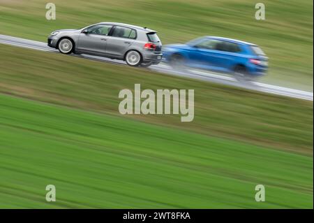 SYMBOL - 16. März 2024, Baden-Württemberg, Rottweil: Ein VW Golf überholt ein anderes Auto auf der Bundesstraße 27 (B27) bei Rottweil. (Aufnahme mit längerer Belichtungszeit). Foto: Silas Stein/dpa Stockfoto