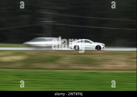 SYMBOL - 16. März 2024, Baden-Württemberg, Rottweil: Ein Mercedes fährt auf der B27 bei Rottweil. (Aufnahme mit längerer Belichtungszeit). Foto: Silas Stein/dpa Stockfoto