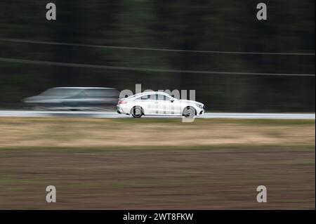 SYMBOL - 16. März 2024, Baden-Württemberg, Rottweil: Ein Mercedes fährt auf der B27 bei Rottweil. (Aufnahme mit längerer Belichtungszeit). Foto: Silas Stein/dpa Stockfoto