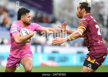 Huddersfield, England - 16. März 2024 Peter Hiku (1) von Hull Kingston Rovers verteidigt Leroy Cudjoe (21) von Huddersfield Giants. Rugby League Betfred Super League, Huddersfield Giants gegen Hull Kingston Rovers im John Smith's Stadium, Huddersfield, UK Dean Williams Stockfoto