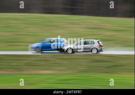 SYMBOL - 16. März 2024, Baden-Württemberg, Rottweil: Ein VW Golf überholt ein anderes Auto auf der Bundesstraße 27 (B27) bei Rottweil. (Aufnahme mit längerer Belichtungszeit). Foto: Silas Stein/dpa Stockfoto