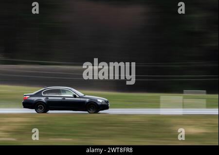 SYMBOL - 16. März 2024, Baden-Württemberg, Rottweil: Eine BMW 5er Limousine fährt auf der B27 bei Rottweil. (Aufnahme mit längerer Belichtungszeit). Foto: Silas Stein/dpa Stockfoto