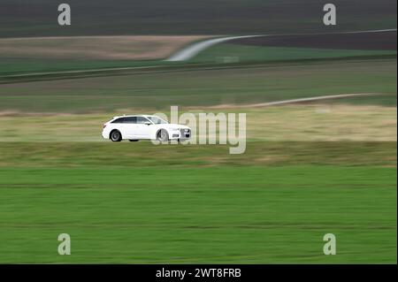 SYMBOL - 16. März 2024, Baden-Württemberg, Rottweil: Ein Audi A6 fährt auf der B27 bei Rottweil. (Aufnahme mit längerer Belichtungszeit). Foto: Silas Stein/dpa Stockfoto