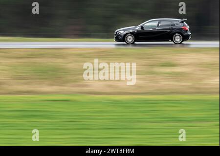 SYMBOL - 16. März 2024, Baden-Württemberg, Rottweil: Mercedes A-Klasse fährt auf der Bundesautobahn B27 bei Rottweil. (Aufnahme mit längerer Belichtungszeit). Foto: Silas Stein/dpa Stockfoto