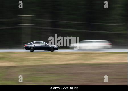 SYMBOL - 16. März 2024, Baden-Württemberg, Rottweil: Eine BMW 5er Limousine fährt auf der B27 bei Rottweil. (Aufnahme mit längerer Belichtungszeit). Foto: Silas Stein/dpa Stockfoto