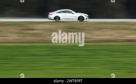 SYMBOL - 16. März 2024, Baden-Württemberg, Rottweil: Ein Mercedes fährt auf der B27 bei Rottweil. (Aufnahme mit längerer Belichtungszeit). Foto: Silas Stein/dpa Stockfoto