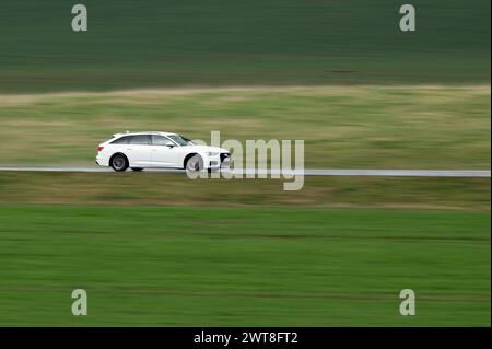 SYMBOL - 16. März 2024, Baden-Württemberg, Rottweil: Ein Audi A6 fährt auf der B27 bei Rottweil. (Aufnahme mit längerer Belichtungszeit). Foto: Silas Stein/dpa Stockfoto