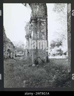 Latium Roma Genazzano Nymphaeum. Hutzel, Max 1960-1990 Außenansicht der Säulen und Arkaden eines Tempels, der in der Renaissance auf den Ruinen eines antiken römischen Nymphaeums erbaut wurde. Objektnotizen: Hutzel Fotokampagne Datum: 3. Mai 1983 Allgemeine Hinweise: Der durch Überschwemmungen und Erdbeben im 17. Jahrhundert beschädigte Ort ist praktisch in Ruinen. Der in Deutschland geborene Fotograf und Gelehrte Max Hutzel (1911–1988) fotografierte in Italien von den frühen 1960er Jahren bis zu seinem Tod. Das Ergebnis dieses Projekts, von Hutzel als Foto Arte Minore bezeichnet, ist eine gründliche Dokumentation der kunsthistorischen Entwicklung in Italien bis zum 18 Stockfoto