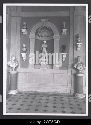 Lazio Viterbo Gallese Palazzo Ducale3. Hutzel, Max 1960-1990 Nachmittelalterliche Architektur, im 16. Jahrhundert in wohnpalazzo umgewandelt; Architekturskulptur; Skulptur der in Deutschland geborene Fotograf und Gelehrte Max Hutzel (1911–1988) fotografierte in Italien von Anfang der 1960er Jahre bis zu seinem Tod. Das Ergebnis dieses Projektes, von Hutzel als Foto Arte Minore bezeichnet, ist eine gründliche Dokumentation der kunsthistorischen Entwicklung in Italien bis zum 18. Jahrhundert, einschließlich der Objekte der Etrusker und Römer, sowie frühmittelalterliche, romanische, gotische, Renaissance- und Barockdenkmäler Stockfoto