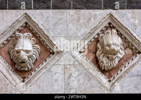 Löwenkopf an der Fassade des Baptisteriums St. John (Battistero di San Giovanni) in Siena, Toskana, Italien, Europa. Stockfoto