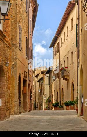 Wunderschöne Gasse im malerischen Dorf Pienza, ein wunderbares Beispiel gut erhaltener mittelalterlicher Architektur in der Region Chianti, in der Nähe von Siena. Stockfoto